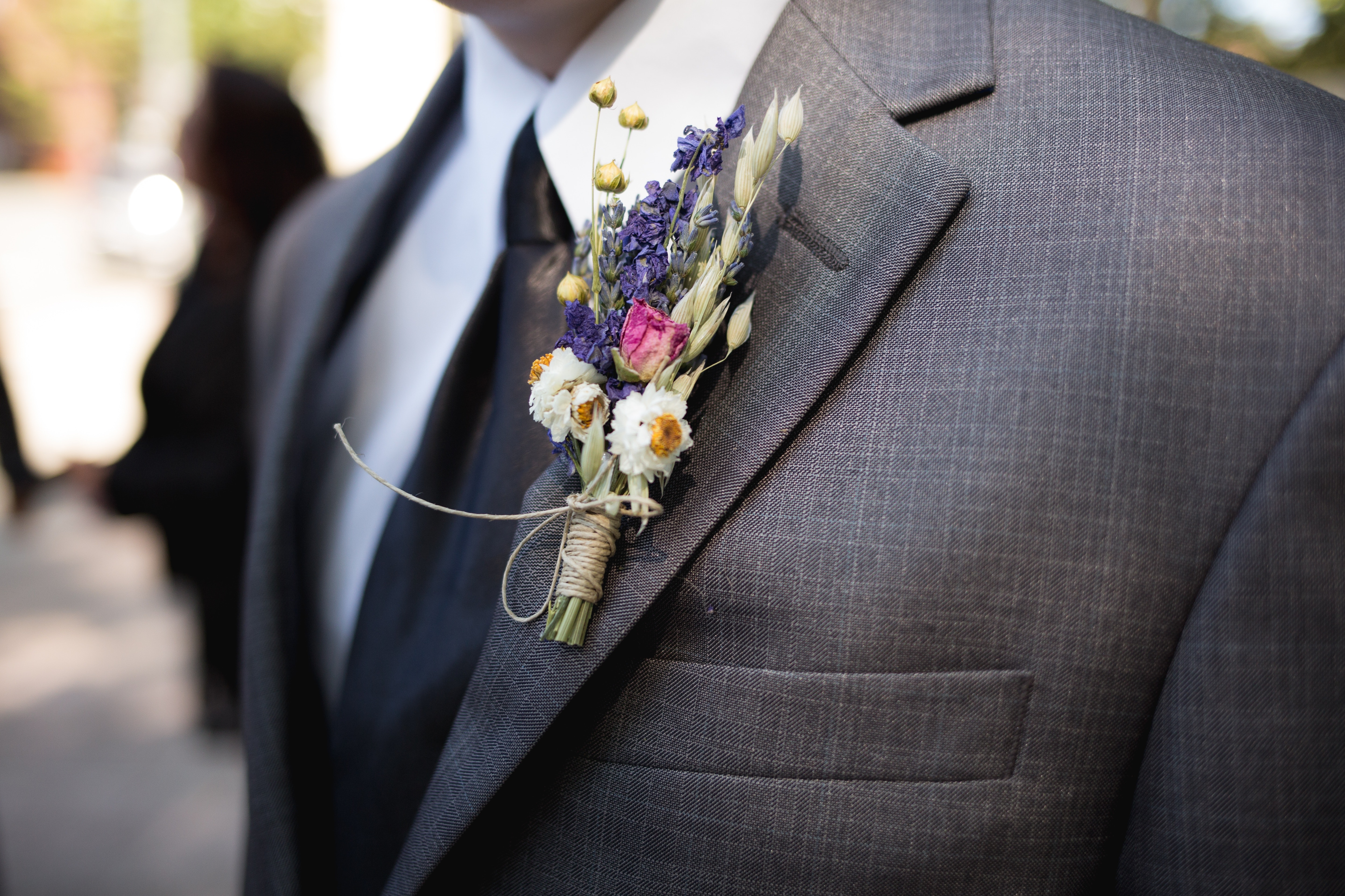 Cách chọn phụ kiện cho bộ vest của chú rể - KISS Wedding Planner